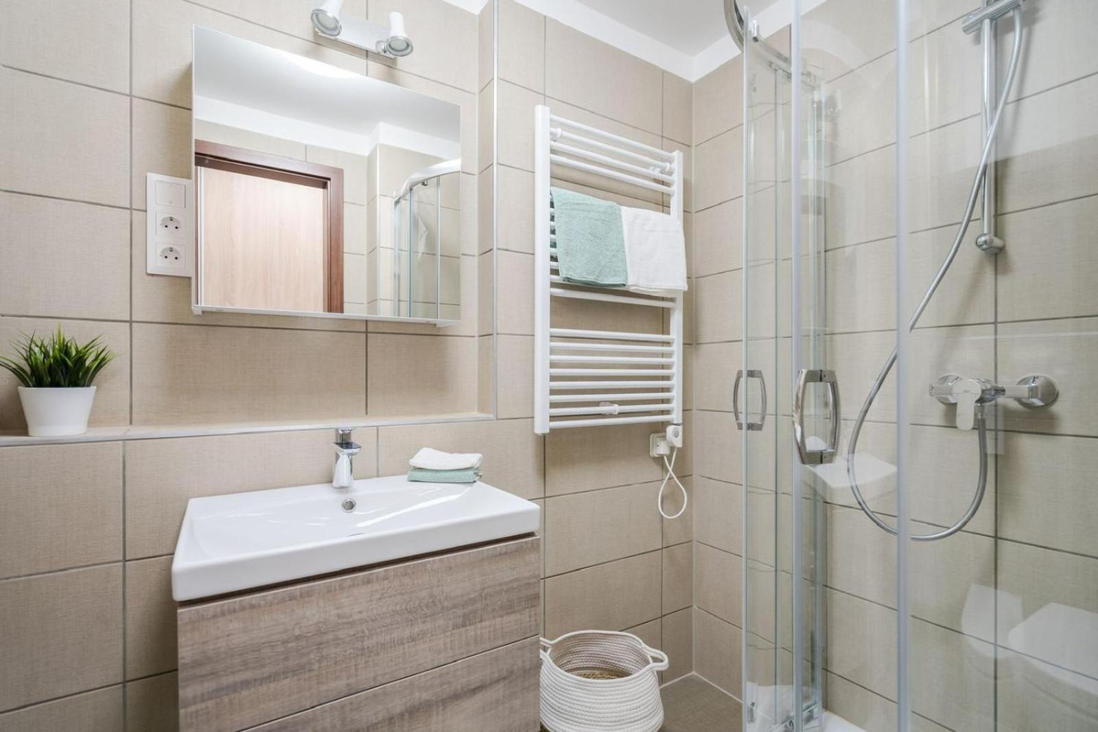 Comfort Court - Free Parking, Balcony Apartmán *